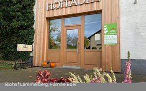 Hofladen Eingang im Herbst.jpg