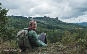 Bloggerin Janine Wenzel von gepackt&los vor den Bruchhauser Steinen