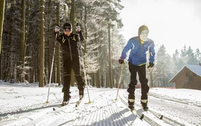 Langläuferpaar in der Loipe