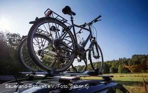 Die Räder auf dem Dachträger bis zum Startpunkt der Route bringen