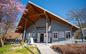 Ansicht Infocenter mit Gästen.jpg