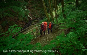 Wandernde im Helletal nahe Winterberg