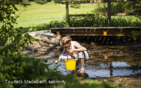 Kinder lieben den Bach am Entdeckerpfad