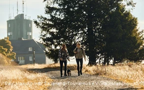 Zwei Wandererinnen auf dem Kahlen Asten