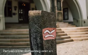 Basaltsäule mit Rothaarsteig-Logo vor dem Rathaus Brilon
