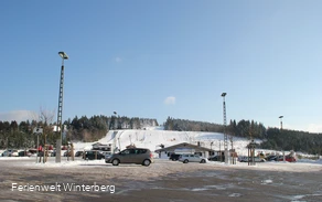 Der Parkplatz am Skilift Sahnehang mit der Skihütte.