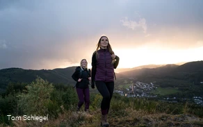 Zwei Wandererinnen unterwegs im Sonnenuntergang im Sauerland