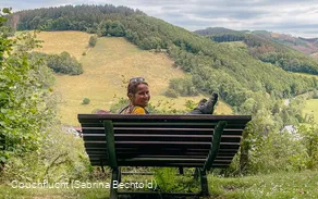 Eine Bloggerin auf einer Sauerland-Bank