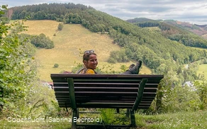 Eine Bloggerin auf einer Sauerland-Bank