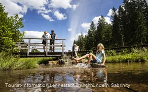 Familie an der Brücke im Schwarzbachtal