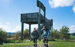 Zwei Wanderer vor dem Stabilstuhl in Hallenberg