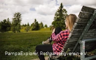 Frau auf einem Rothaarsteig-Waldsofa