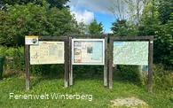 Drei Informationstafeln mit verschiedenen Informationen rund um Lenneplätze unter anderem zum Thema Wandern und Langlaufen.