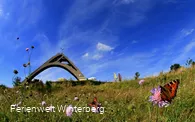 St.-Georg-Skisprungschanze bei blauem Himmel