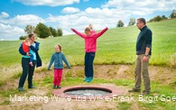 Familie am Kuhfladentrampolin auf dem Milch-Erlebnispfad Usseln