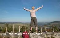Frau auf Baumstamm mit toller Aussicht