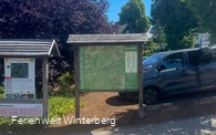 Infromationstafel zu Wanderwegen in und um Winterberg und daneben eine Informationstafel zum Schluchten- und Brückenpfad.