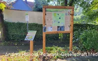 Vogelerlebnispfad Medebach-Dreislar, Informationstafel am Dorfplatz