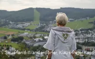 Geoparkführerin Renate Hill auf dem Orenberg mit Ausblick auf Willingen