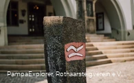 Basaltsäule mit Rothaarsteig-Logo vor dem Rathaus Brilon