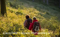 Wanderpaar beim Abstieg ins Tal