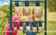 Kinder am Kuhglockenspiel auf dem Milch-Erlebnispfad Usseln