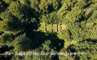 Drohnenaufnahme von Borbergs Kirchhof bei Brilon am Rothaarsteig