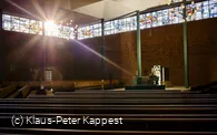 Ein Sonnenstrahl fällt in die Ev. Kirche Willingen