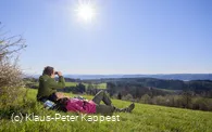 Wanderer bei der Rast auf einer Wiese