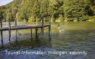 Kind beim Planschen im See in Bömighausen
