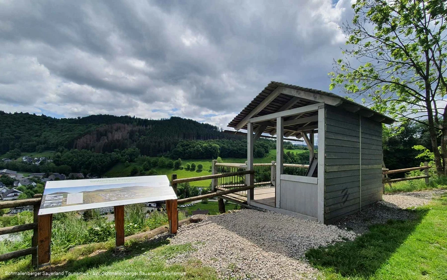 Aussichtspunkt mit Schutzhütte oberhalb von Niedersorpe