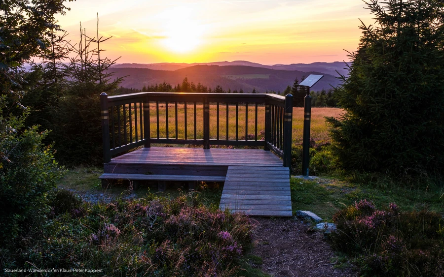 Sonnenuntergang an der Aussichtsempore am Goldenen Pfad