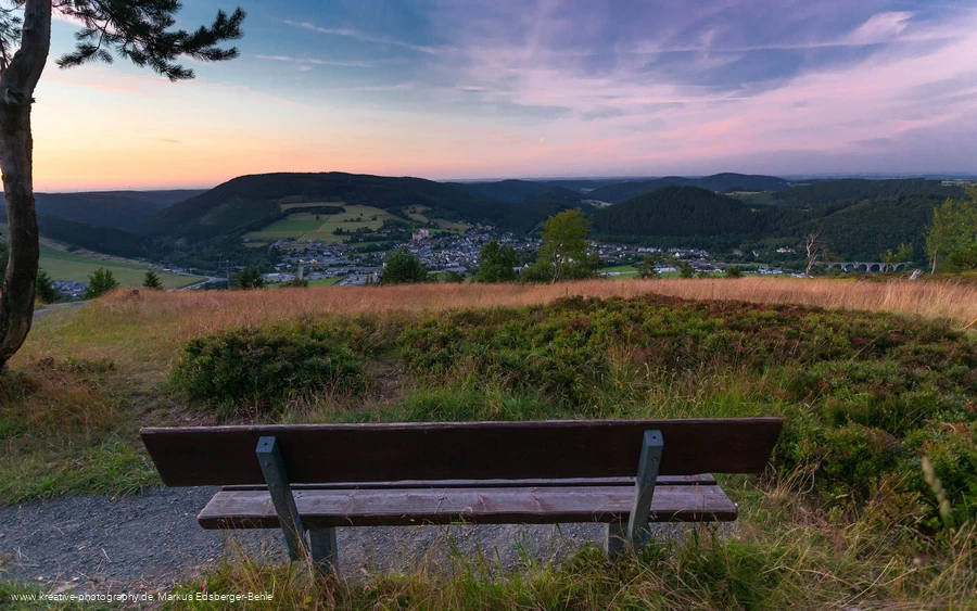 Blick auf Willingen im Abendlicht vom Ettelsberg 