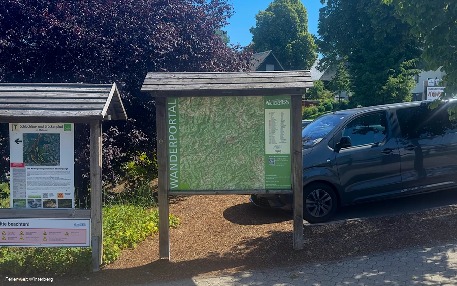 Infromationstafel zu Wanderwegen in und um Winterberg und daneben eine Informationstafel zum Schluchten- und Brückenpfad.