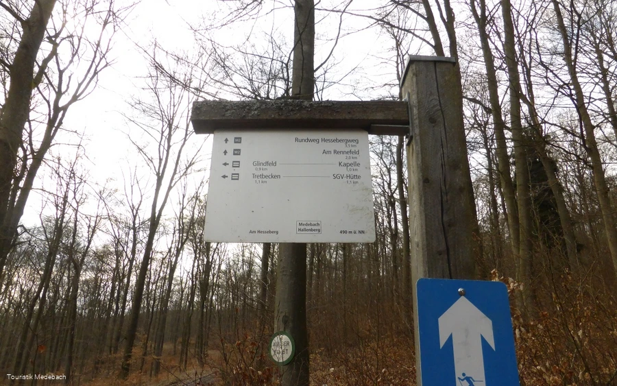 Über einen Pfad kann man einen Abstecher nach Glindfeld wagen.