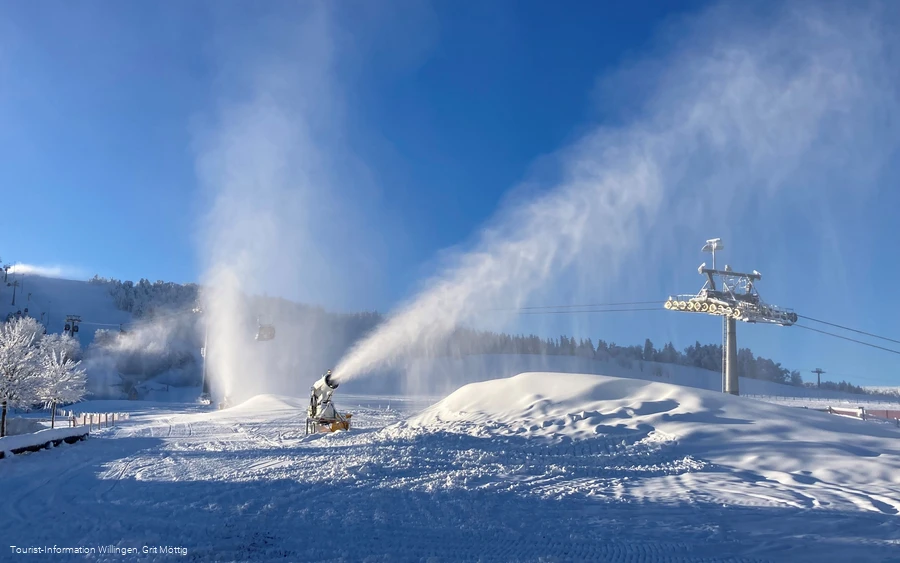 Schneekanonen in Aktion an der Ettelsberg-Seilbahn