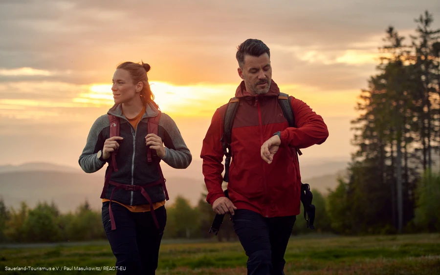 Ein Wanderpaar vor dem Sonnenuntergang