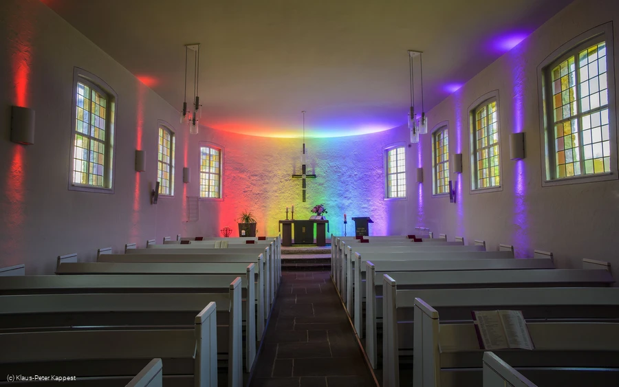 Regenbogen-Lichtspiel in der Lichterkirche Rattlar