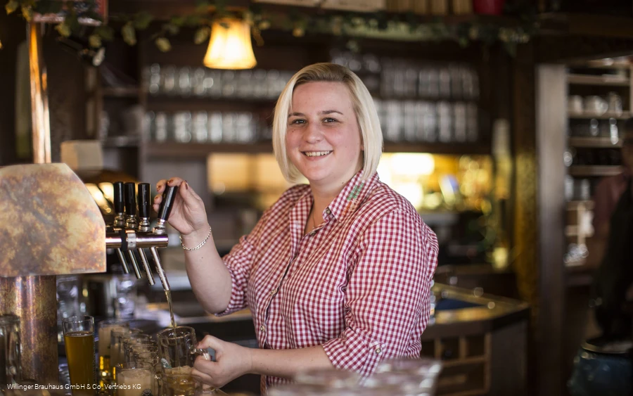 Mitarbeiterin beim Bierzapfen im Willinger Brauhaus Mitarbeiterin beim Bierzapfen im Willinger Brauhaus