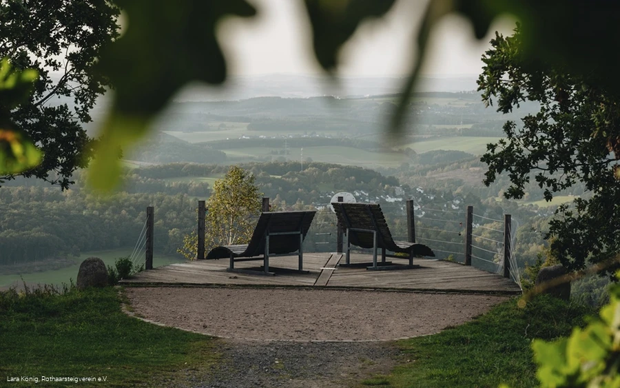 Aussichtsplattform auf der Tiefenrother Höhe mit zwei Rothaarsteig-Waldsofas
