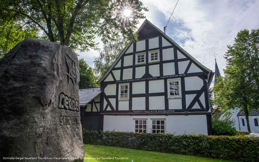 Kirche und Pfarrhaus in Lenne