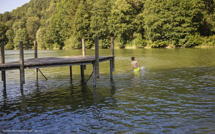 Kind beim Planschen im See in Bömighausen