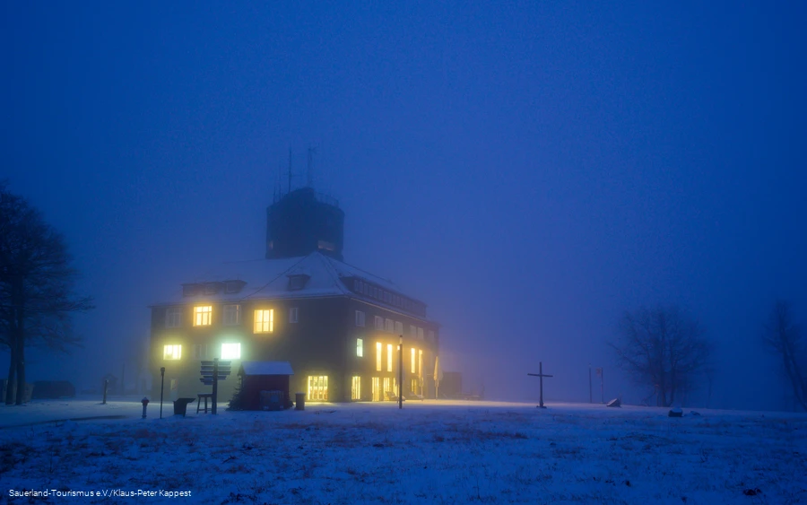 Wintermorgen auf dem Kahlen Asten mit beleuchtetem Astenturm