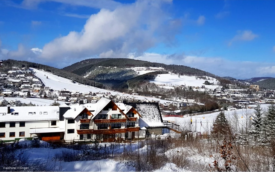 Waldhotel Willingen Außenansicht Winter.jpg Waldhotel Willingen Außenansicht Winter.jpg