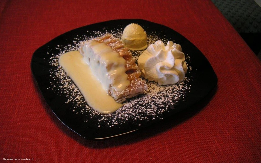 Cafe-Pension Waldesruh Apfelstrudel.jpg