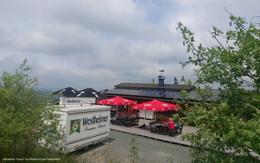 hochheidehuette-terrasse-sonnenschirme.jpg