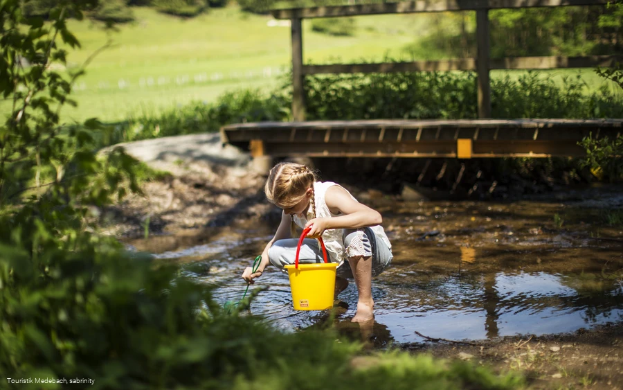 Kinder lieben den Bach am Entdeckerpfad