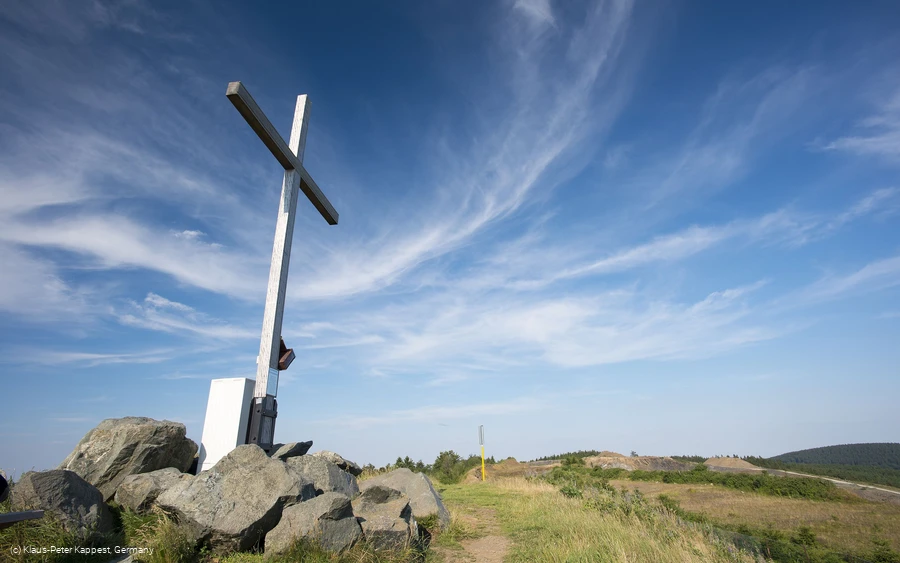 Clemensberg mit Gipfelkreuz