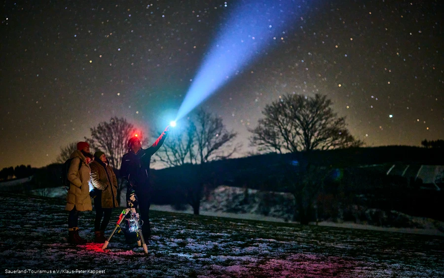 Sternenbeobachtung im Winter mit vielen leuchtenden Sternen