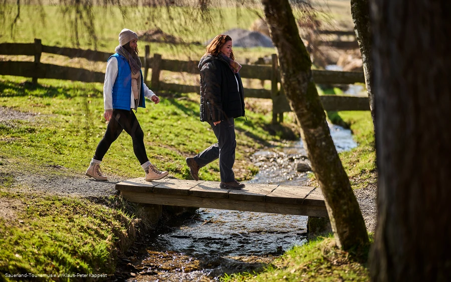 Zwei Wanderinnen auf dem Weg zur Hiebammenhütte